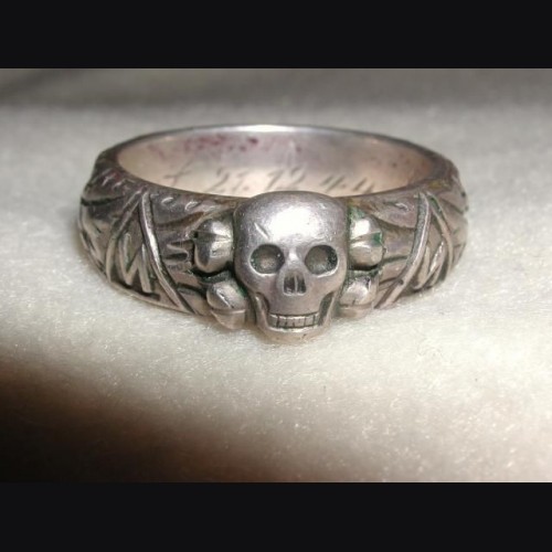 The SS Honor Ring/ Der Totenkopf # 671